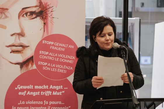 Brunico - L'organizzatrice della rete contro la violenza Ingrid Plafrader