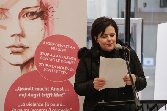 Brunico - L'organizzatrice della rete contro la violenza Ingrid Plafrader