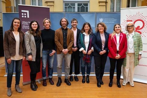 Sie machten auf den am 1. März stattfindenden Equal Care Day aufmerksam: Soziologin Heidi Flarer (im Bild von links), Ingrid Kapeller und Gudrun Brugger (Forum Prävention), Denis Iardino (La Strada - der Weg), Christof Fauster (Werbeagentur Peppis), Christa Ladurner (Forum Prävention), Sozial-Landesrätin Rosmarie Pamer, Ulrike Oberhammer (Präsidentin Beirat für Chancengleichheit für Frauen) und Nadia Mazzardis (Vizepräsidentin des Beirats). (Foto: LPA/Fabio Brucculeri)