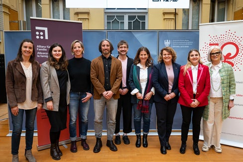 Hanno richiamato l'attenzione sull'Equal Care Day che si terrà il 1° marzo: (nella foto da sinistra) la sociologa Heidi Flarer, Ingrid Kapeller e Gudrun Brugger (Forum Prevenzione), Denis Iardino (La Strada - der Weg), Christof Fauster (agenzia pubblicitaria Peppis), Christa Ladurner (Forum Prevenzione), l'assessora provinciale alla Coesione sociale e alla Famiglia Rosmarie Pamer, Ulrike Oberhammer e Nadia Mazzardis (rispettivamente presidente e vicepresidente della Commissione provinciale per le pari opportunità per le donne). (Foto: USP/Fabio Brucculeri)