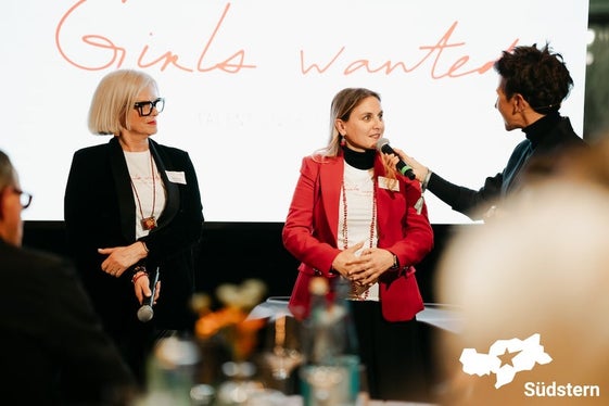 Nadia Mazzardis und Ulrike Oberhammer (von links), Vizepräsidentin und Präsidentin des Landesbeirats für Chancengleichheit für Frauen, beim Flashmob. (Foto: Südstern/Mirco Zancanella)