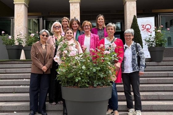 Aktuelle und ehemalige Frauen des Landesbeirats für Chancengleichheit bei der Rosentaufe