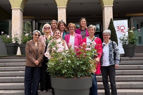 Donne attuali e passate della Commissione provinciale per le pari opportunità al battesimo della rosa