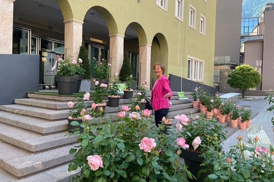 Es ist alles vorbereitet: Martha Stocker vor Beginn der Rosentaufe