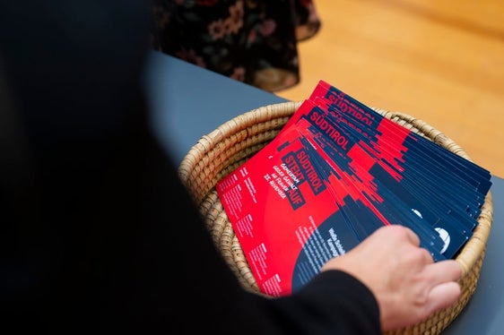 Il fiocco bianco, materiale informativo, volantini e video informeranno e sensibilizzeranno sul tema del contrasto alla violenza sulle donne fino al 10 dicembre. (Foto: USP/Fabio Brucculeri)