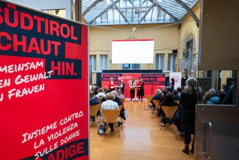 Con il motto L'Alto Adige tiene gli occhi aperti fino al 10 dicembre si svolge una campagna di sensibilizzazione provinciale che richiama l'attenzione sulle diverse forme di violenza contro le donne (foto: ASP/Fabio Brucculeri)