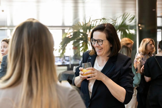 Small talk und Netzwerken nach der Vergabe der Zertifikate in der Bozner Handelskammer. (Foto: LPA/Alan Bianchi)