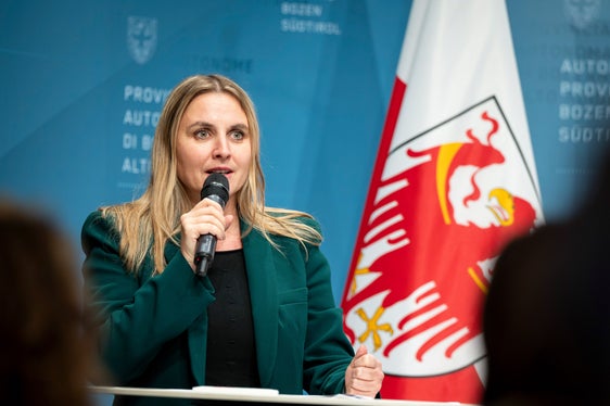 Ulrike Oberhammer ha ricordato al pubblico che il premio ha lo scopo di evidenziare gli esempi positivi. Il prossimo anno, il premio verrà intitolato a Lidia Menapace (Foto: USP/Fabio Brucculeri)