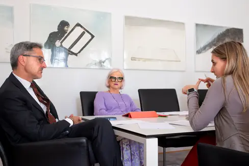 Sind sich einig, dass es für die Verwirklichung der Chancengerechtigkeit einen Kulturwandel braucht: Landeshauptmann Kompatscher im Gespräch mit dem neuen Führungsduo des Landesbeirates für Chancengleichheit Nadia Mazzardis (Mitte) und Ulrike Oberhammer. (Foto: LPA/Fabio Brucculeri)