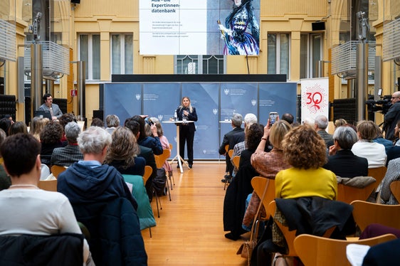 “È giunto il momento non solo di richiedere questi cambiamenti, ma anche di attuarli, se necessario anche attraverso la soppressione dei contributi pubblici, se continua a prevalere l'idea che ‘avremmo assunto una donna, ma non ne abbiamo trovata una’”, ha affermato Ulrike Oberhammer, presidente della Commissione provinciale per le pari opportunità per le donne. (Foto: USP/Fabio Brucculeri)