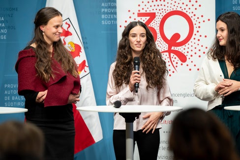 Petra Oberhollenzer, Mathilde Galli e Ingrid Kapeller sono le vincitrici dell'edizione 2024 dei “Premi incentivanti per elaborati scientifici su pari opportunità e questioni di genere (Foto: USP/Fabio Brucculeri)
