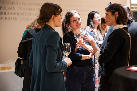 Dopo l'ultima unità del corso e la consegna dei certificati finali, molte donne hanno colto l'occasione per scambiare idee e fare rete. (Foto: USP/Bernhard Aichner)