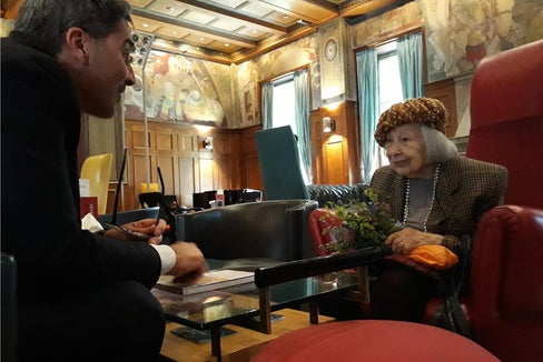 Die Landesregierung hat beschlossen, die Förderpreise für wissenschaftliche Arbeiten im Bereich Chancengleichheit nach Lidia Menapace zu benennen. Im Bild LH Arno Kompatscher mit Lidia Menapace anlässlich ihres 95. Geburtstags 2019 in Bozen. (Foto: LPA/Silvia Fabbi)