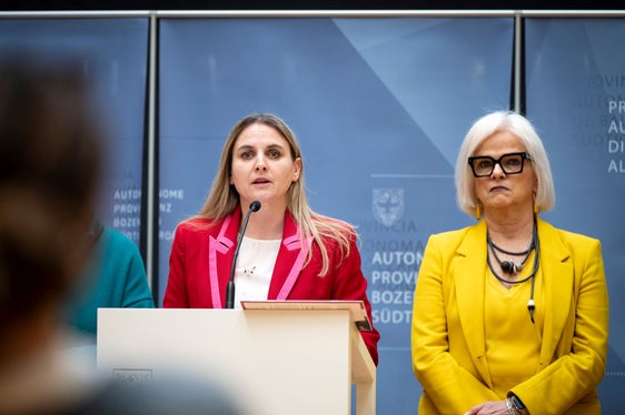 “Non vogliamo fiori, ma vogliamo sottolineare ciò che ancora non funziona”, ha affermato la presidente della Commissione provinciale pari opportunità, Ulrike Oberhammer, nella foto con la vice presidente Nadia Mazzardis. (Foto: USP/Fabio Brucculeri)