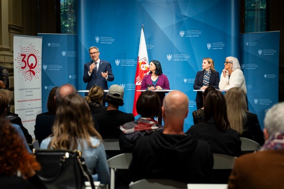 Landeshauptmann Arno Kompatscher überbringt als Landesrat für Chancengleichheit die Glückwünsche der Landesregierung (Foto: LPA/Fabio Brucculeri)