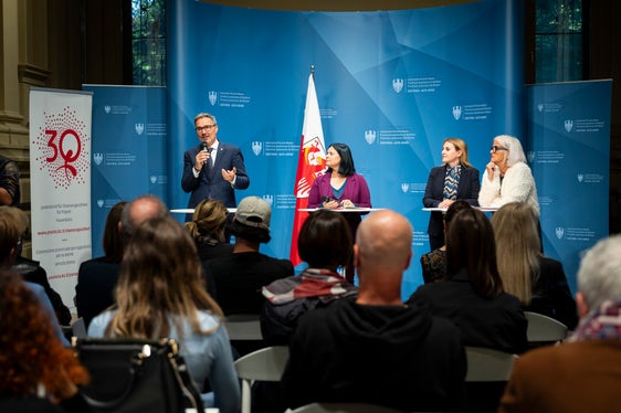 Il Presidente Arno Kompatscher, in qualità di Assessore provinciale alle pari opportunità, porta i complimenti della Giunta provinciale (foto: USP/Fabio Brucculeri)