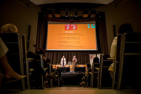 Die Präsidentin des Landesbeirats Ulrike Oberhammer (l.) und Vizepräsidentin Nadia Mazzardis (r.) stellten den Gleichstellungsaktionsplan und den Stand der Umsetzung der Maßnahmen vor