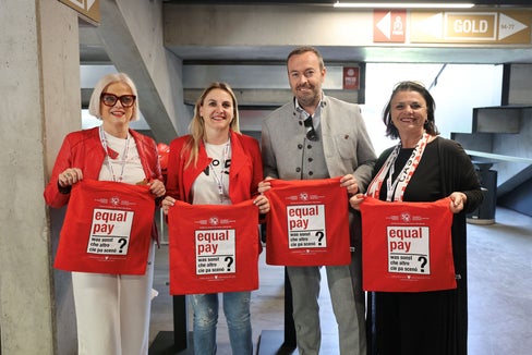 Die Vizepräsidentin des Beirats für Chancengleichheit für Frauen, Nadia Mazzardis (im Bild von links), Präsidentin Ulrike Oberhammer, FCS-Geschäftsführer Dietmar Pfeifer und Astrid Pichler vom Frauenbüro des Landes Südtirol. (Foto: FC Südtirol)