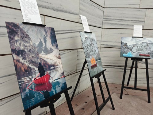 Die Werke wurden von Künstlerinnen und Künstlern geschaffen, um auf das Thema Gewalt an Frauen aufmerksam zu machen. Im Bild ganz links: Das Gewinnerprojekt Floating Angel von Indra Moroder. (Foto: LPA/Ursula Pirchstaller)