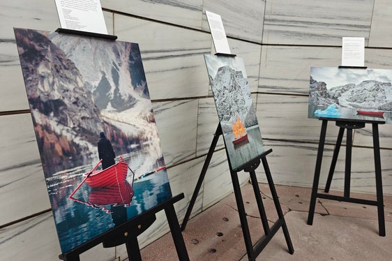 È stata data vita a queste opere per attirare l'attenzione sul tema della violenza sulle donne. Nella foto all'estrema sinistra: Il progetto vincitore Floating Angel di Indra Moroder (Foto: USP/Ursula Pirchstaller)