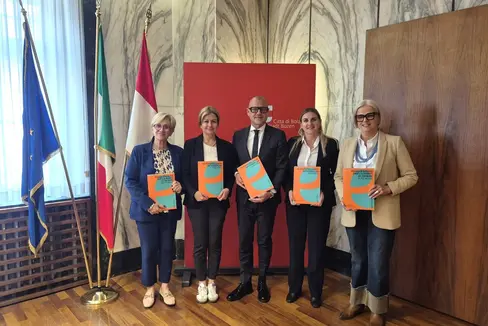 Nella foto da sx: Patrizia Brillo, Johanna Ramoser, Claudio Corrarati, Ulrike Oberhammer e Nadia Mazzardis (Foto: Città di Bolzano/mp - Creative Commons Attribution 4.0 International)
