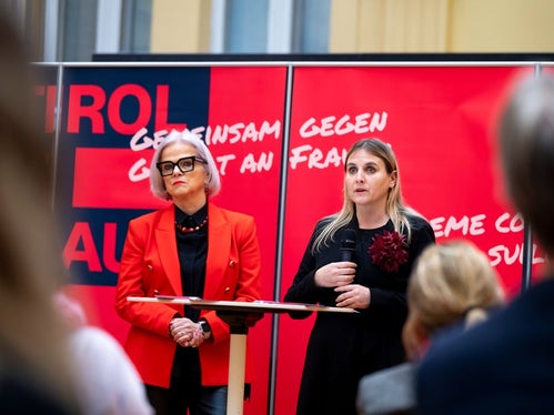 Die stellvertretende Präsidentin des Beirats für Chancengleichheit, Nadia Mazzardis (im Bild von links) und Präsidentin Ulrike Oberhammer forderten die Gesellschaft auf, bei Gewalt gegen Frauen hinzuschauen und zu handeln. (Foto: LPA/Fabio Brucculeri)