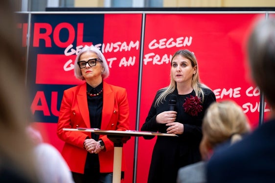 Da sinistra nella foto la Vicepresidente della Commissione provinciale per le pari opportunità per le donne Nadia Mazzardis e la Presidente Ulrike Oberhammer hanno esortato la società a prestare attenzione e ad agire contro la violenza sulle donne. (Foto: USP/Fabio Brucculeri)