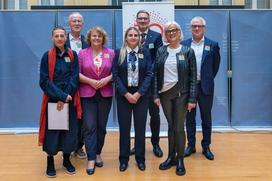 Insieme per più donne nella politica comunale (da sinistra): Sara Boscolo, Roland Psenner, l'assessora provinciale Rosmarie Pamer, Ulrike Oberhammer, il presidente Kompatscher, Nadia Mazzardis e Andreas Schatzer. (Foto: USP/Greta Stuefer)