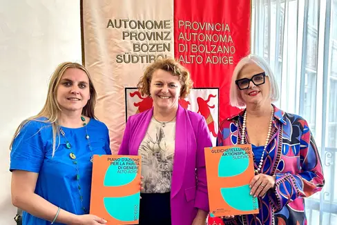 Concordano sul fatto che l'attuazione del Piano d'azione per la parità di genere di Æquitas può avvenire solo attraverso una cooperazione trasversale: l’Assessora provinciale Rosmarie Pamer in dialogo con il nuovo vertice della Commissione per le pari opportunità per le donne Ulrike Oberhammer (a sinistra) e Nadia Mazzardis (a destra) (foto: privato)