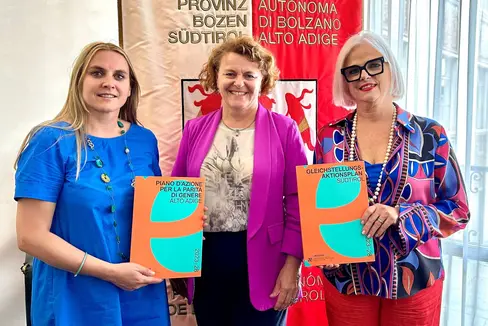 Sind sich einig, dass die Umsetzung des Gleichstellungsaktionsplanes Æquitas nur in einer ressortübergreifenden Zusammenarbeit gelingen kann: Landesrätin Rosmarie Pamer im Gespräch mit dem neuen Führungsduo des Landesbeirates für Chancengleichheit Ulrike Oberhammer (links) und Nadia Mazzardis (rechts). (Foto: privat)