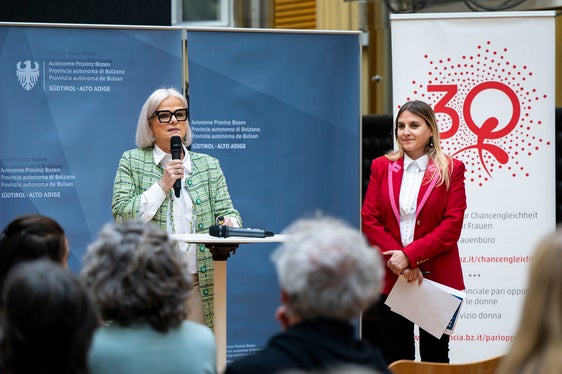 Nel confronto europeo, l'Italia continua a essere uno dei fanalini di coda per quanto riguarda la partecipazione dei padri alle attività di cura e assistenza, hanno sottolineato Nadia Mazzardis (nella foto da sinistra) e Ulrike Oberhammer, rispettivamente Vicepresidente e Presidente della Commissione pari opportunità. (Foto: USP/Fabio Brucculeri)