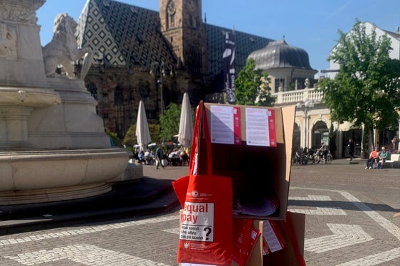 Ein Blickfang der Aktion zum Equal Pay Day auf dem Waltherplatz (Foto: Frauenbüro)