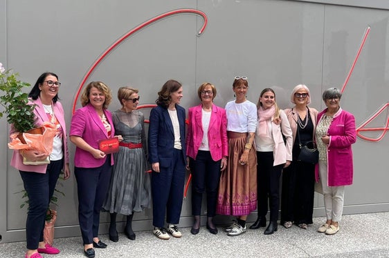 Il contenitore d'arte Girls wanted, un'idea dell'azienda Niederstätter