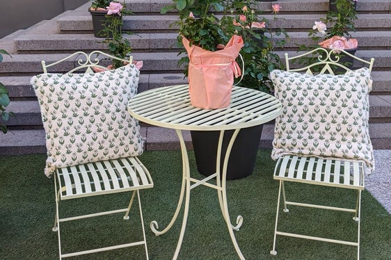 La scalinata del Consiglio provinciale come sfondo