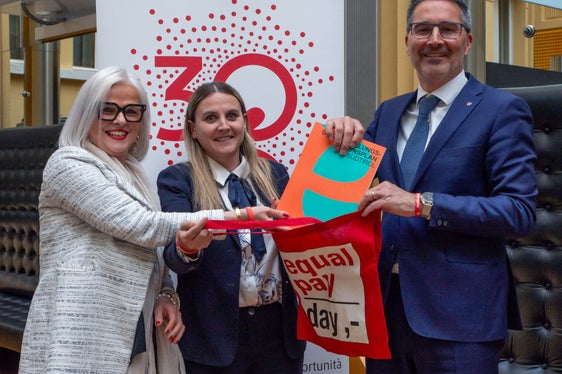 Come primo atto ufficiale, la presidente Oberhammer e la vicepresidente Mazzardis in occasione dell'Equal Pay Day hanno consegnato al presidente della Provincia una borsa rossa vuota, che dovrà essere riempita con miglioramenti concreti per la situazione delle donne nei prossimi anni. (Foto: ASP/Greta Stuefer)