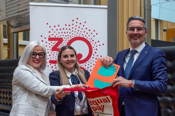 Come primo atto ufficiale, la presidente Oberhammer e la vicepresidente Mazzardis in occasione dell'Equal Pay Day hanno consegnato al presidente della Provincia una borsa rossa vuota, che dovrà essere riempita con miglioramenti concreti per la situazione delle donne nei prossimi anni. (Foto: ASP/Greta Stuefer)