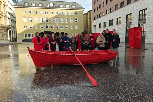 Il 25 novembre hanno dato l'esempio contro la violenza sulle donne: la Commissione provinciale pari opportunità, la Südtiroler Kunstlerbund e una delegazione di assessore e consigliere provinciali, con la barca rossa in piazza Silvius Magnago. (Foto: USP/Ursula Pirchstaller)