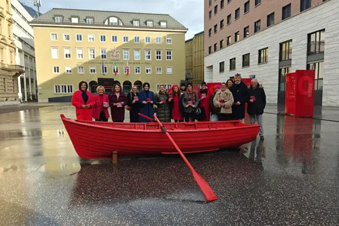 Sie setzten am 25. November ein Zeichen gegen Gewalt: Der Landesbeirat für Chancengleichheit für Frauen, der Südtiroler Künstlerbund und eine Delegation an Landesrätinnen und Landtagsabgeordneten mit dem Roten Boot am Silvius-Magnago-Platz. (Foto: LPA/Ursula Pirchstaller)