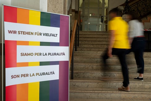 La bandiera arcobaleno sarà esposta nel mese di giugno in diversi palazzi provinciali. (Foto: USP/Fabio Brucculeri) »