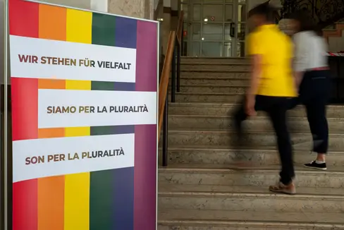 Der Regenbogenbanner wird im Monat Juni in mehreren Landhäusern zu sehen sein. (Foto: LPA/Fabio Brucculeri) »