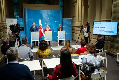 Conferenza stampa molto frequentata per la presentazione della campagna sull'endometriosi