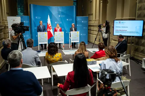 Gut besuchte Pressekonferenz zur Vorstellung der Endometriose-Kampagne