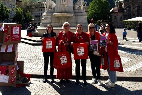 Aktiv beim Flashmob am Waltherplatz in Bozen: die Frauen des Landesbeirats v.l. Marlene Rinner, Nadia Mazzardis, Urlike Oberhammer, Petra Priller und Franziska Gasser (Foto: Frauenbüro)