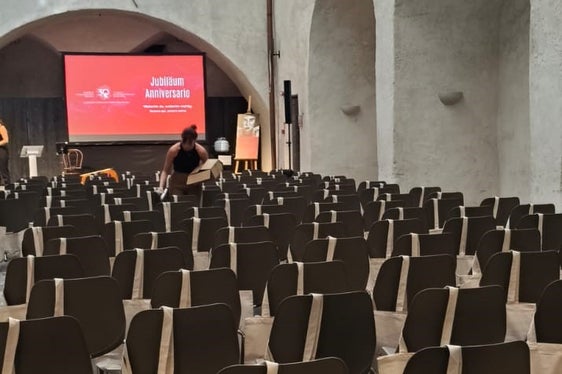 Preparazione del cortile interno di Castel Mareccio prima dell'evento (foto: Servizio donna)