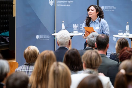 Keine Entschuldigung mehr unterstreicht Diletta la Rosa, Schauspielerin und Voice Artist in ihrer Performance (Foto: LPA/Fabio Brucculeri)