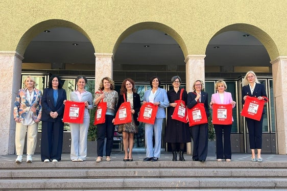 Alle weiblichen Abgeordneten im Südtiroler Landtag, v.l. Anna Scarafoni, LRin Ulli Mair, Myriam Atz Tammerle, LRin Rosmarie Pamer, Brigitte Foppa, Maria Elisabeth Rieder, Madeleine Rohrer, LRin Magdalena Amhof, Waltraud Deeg und Renate Holzeisen