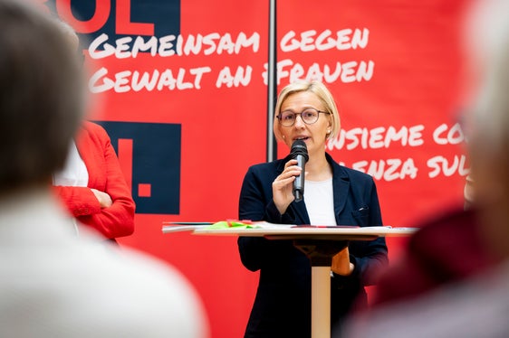 La direttrice d'Ufficio per la protezione dei minori e l'inclusione sociale, Astrid Wiest, ha informato sulle diverse misure che sono state adottate nel quadro della legge provinciale sulla prevenzione della violenza (foto: ASP/Fabio Brucculeri)