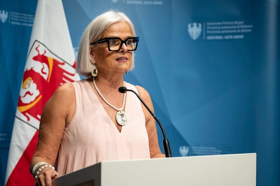Gewalt gegen Frauen beginnt nicht zwangsläufig mit körperlichen Übergriffen. Sie beginnt oft mit Sprache – mit Demütigung, Lächerlichmachung und der systematischen Delegitimierung jener Frauen, die ihre Stimme erheben. Worte prägen das gesellschaftliche Klima. Deshalb dürfen sie niemals als belanglos abgetan werden, führte Vizepräsidentin Nadia Mazzardis aus.
