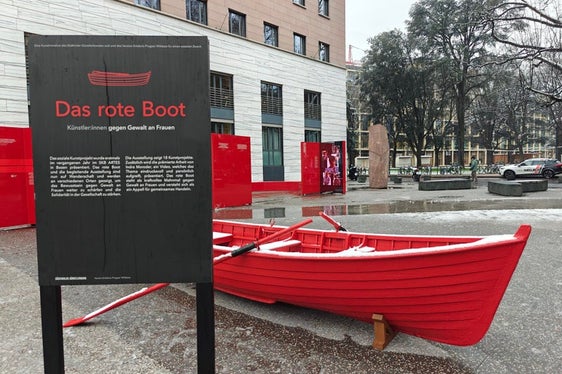 Das Rote Boot und die begleitende Ausstellung sind derzeit in Bozen zu sehen. 18 Künstlerinnen und Künstler sensibilisieren mit ihren Werken am Silvius-Magnago-Platz und im Foyer des Landhauses 2 für das Thema Gewalt gegen Frauen. (Foto: LPA/Ursula Pirchstaller)