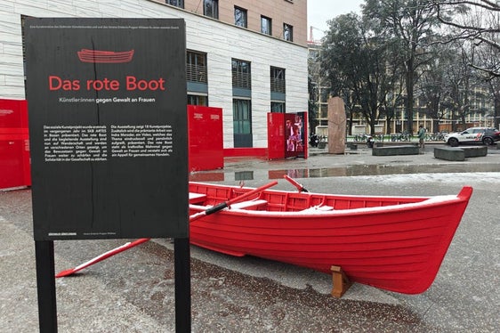 La barca rossa e la mostra che l'accompagna sono attualmente esposte a Bolzano. 18 artisti sensibilizzano sul tema della violenza contro le donne con le loro opere in piazza Silvius Magnago e nel cortile interno di Palazzo 2. (Foto: USP/Ursula Pirchstaller).